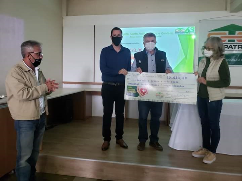 Hospital Santo Antônio recebe valor arrecadado na Campanha Safra Solidária